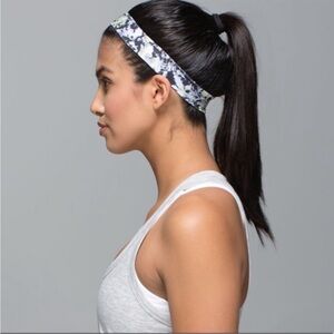Lululemon Skinny Fly Away Tamer headband